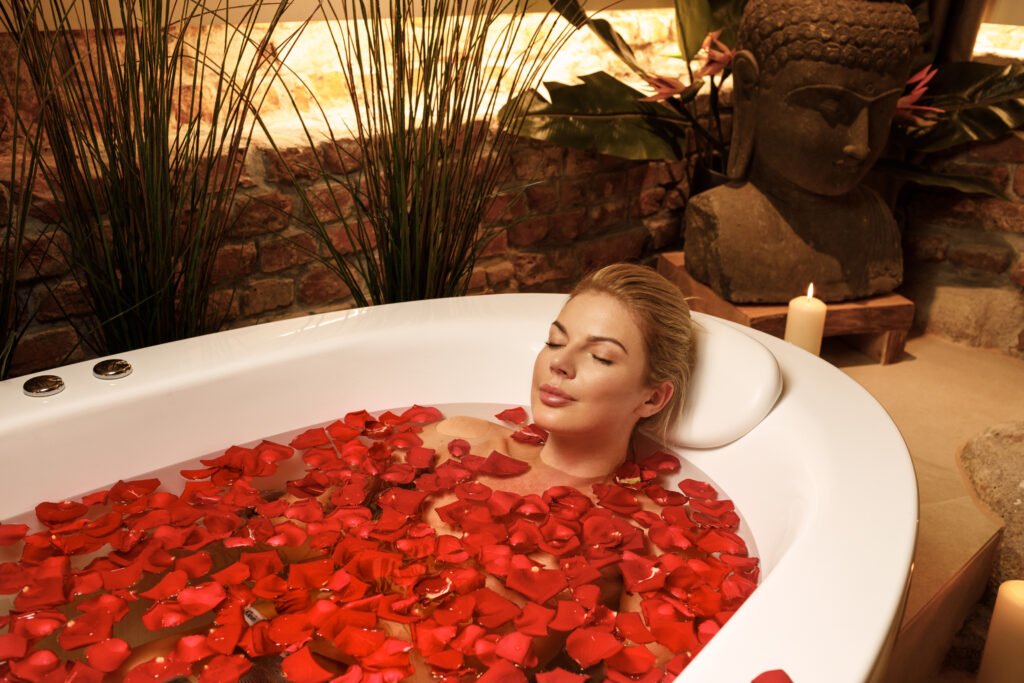 Rožių žiedlapių ir pieno vonia