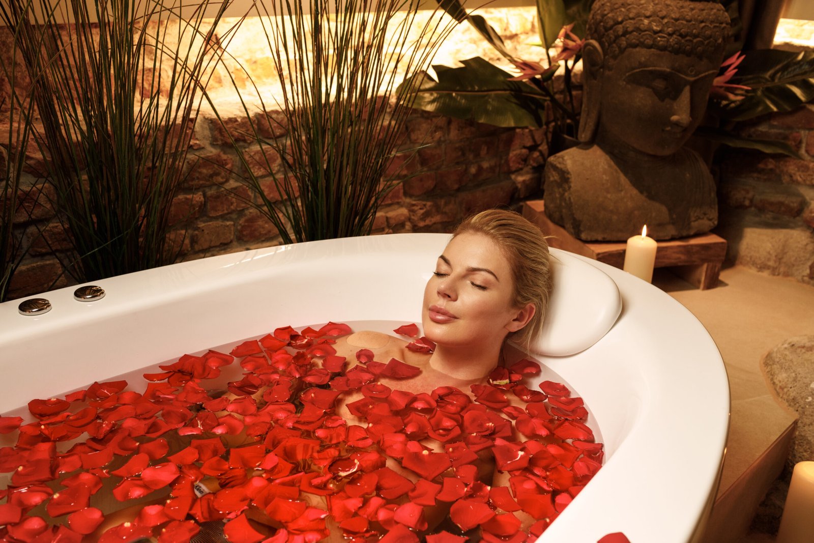 Rožių žiedlapių ir pieno vonia